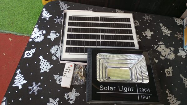 LAMPARA LED CON PANEL SOLAR  DE 200 WATTS - Imagen 4