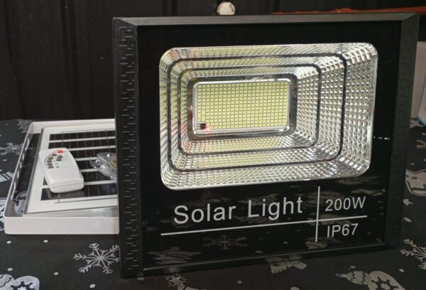 LAMPARA LED CON PANEL SOLAR  DE 200 WATTS