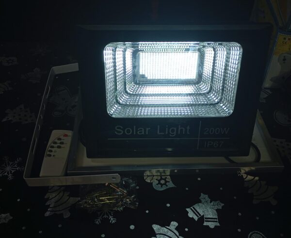 LAMPARA LED CON PANEL SOLAR  DE 200 WATTS - Imagen 2
