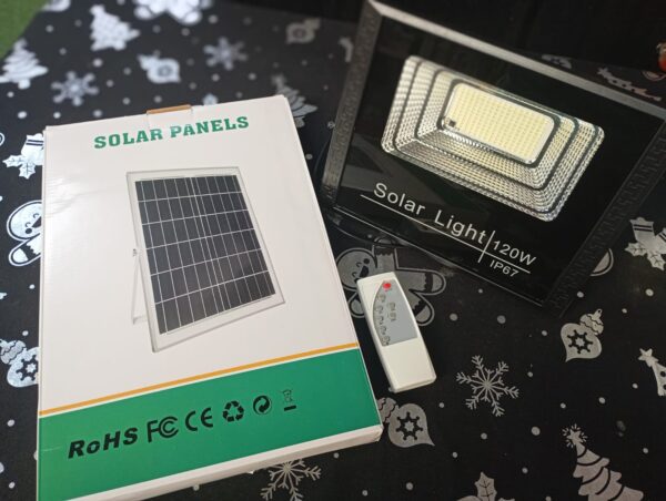 FOCO LED CON PANEL SOLAR DE 120WATTS - Imagen 4