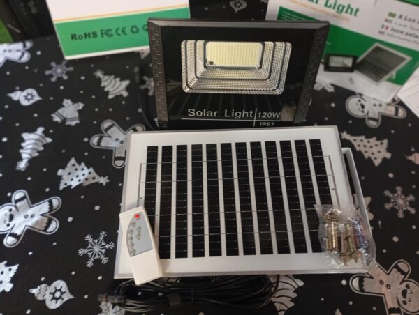 FOCO LED CON PANEL SOLAR DE 120WATTS