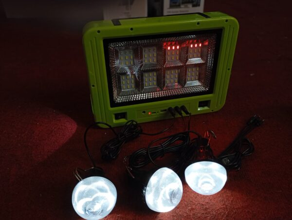 KIT EMERGENCIA + 3 AMPOLLETA Y LINTERNA CON PANEL SOLAR - Imagen 4