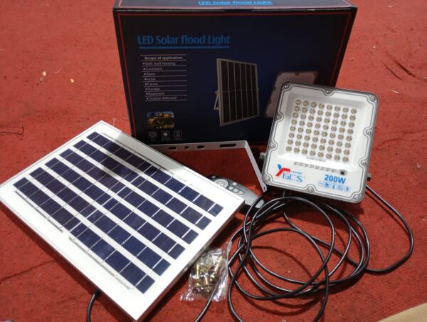 FOCO CON PANEL SOLAR 200W - Imagen 3