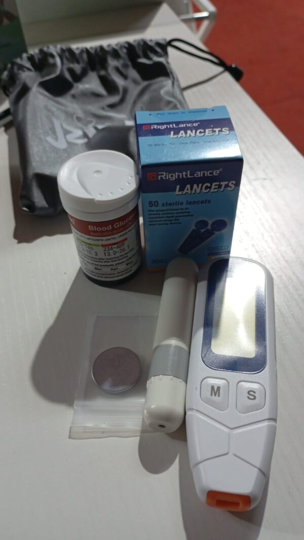 Glucometro Digital Medidor De Glucosa 50 Tiras Y 50 Lancetas Blanco - Imagen 5