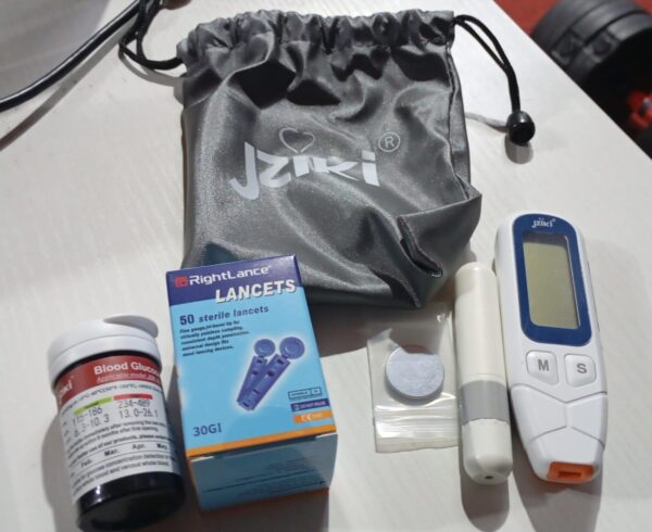 Glucometro Digital Medidor De Glucosa 50 Tiras Y 50 Lancetas Blanco - Imagen 4