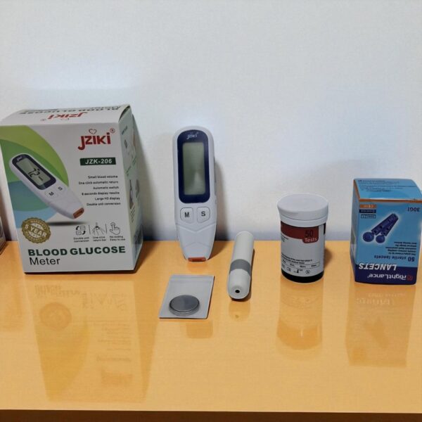 Glucometro Digital Medidor De Glucosa 50 Tiras Y 50 Lancetas Blanco - Imagen 9