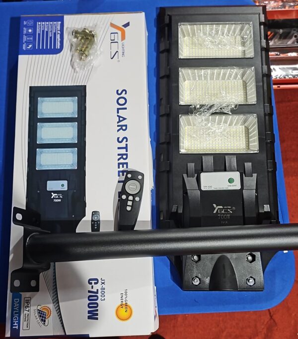 FOCO SOLAR DE 700W CON PEDESTAL